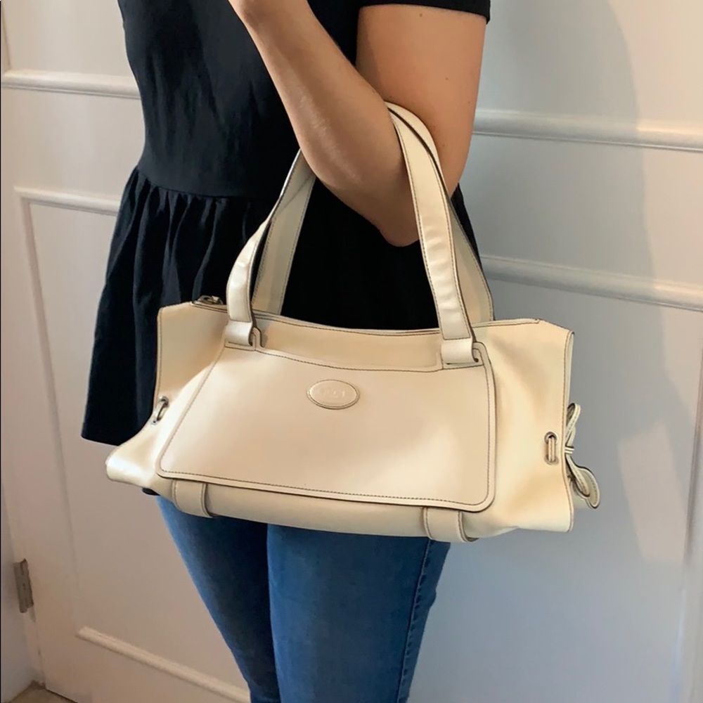 Tod’s Vintage Beige Leather Handbag - Picture 2 of 16